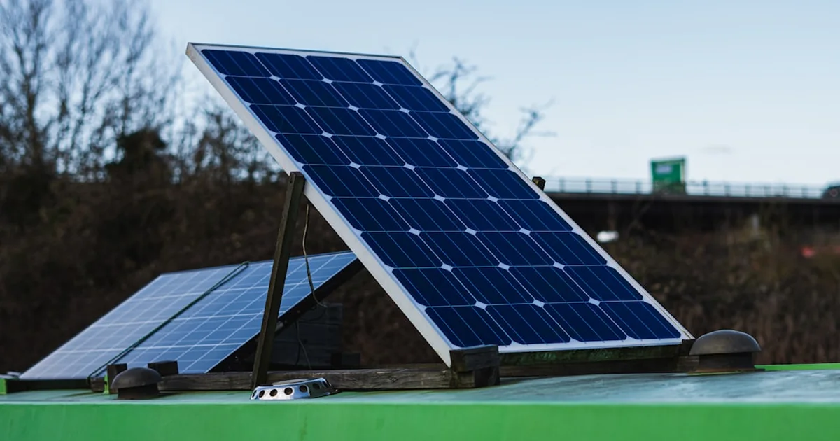 Panel solar inclinado usado para interpretar acimut, orientación e inclinación antes de instalar